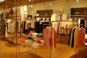 Cách trưng bày quần áo thu hút khách trong shop thời trang